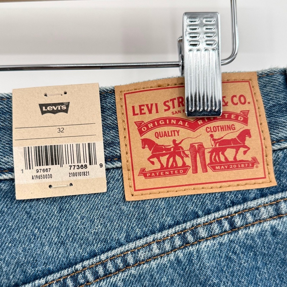 NWT Levi's High-Waisted Mom Shorts Medium Wash Frayed Hem Denim Women's Sz 32 - Picture 9 of 11